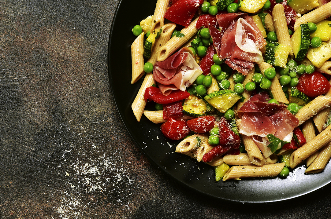 pasta-con-prosciutto-crudo-verdure-e-piselli